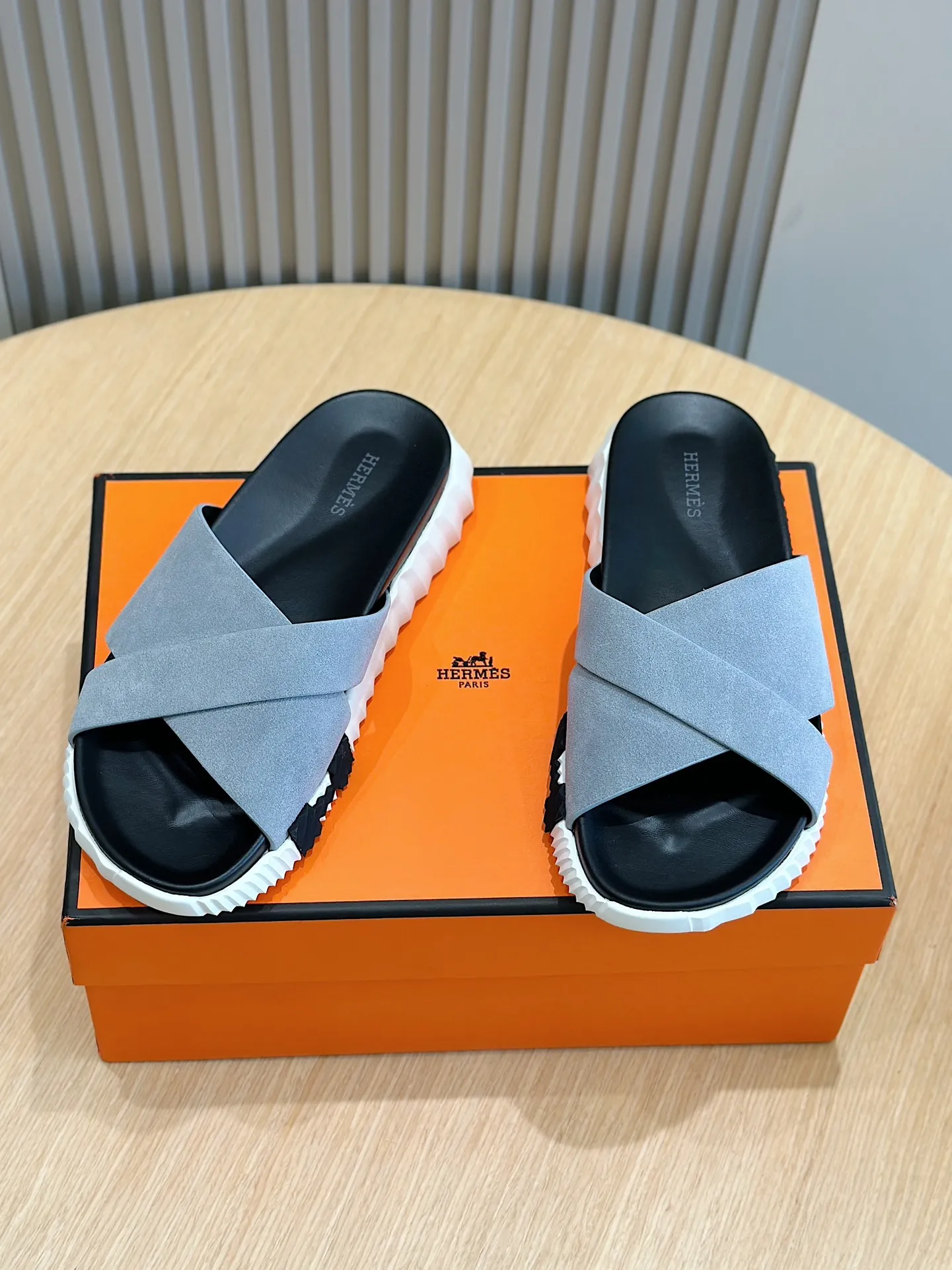 [HERMÈS] Top men's shoes 💰: 340💰 Size: 39-44 (38.45 46 custom-made) Herme*H Home Hermès Men's Sandals and Slippers - Original Replica Purchase the original version and make it one to one, the outsole is privately modeled, and the outsole color corresponding to each color is the same as the original version. Come to those who know the stuff 💪 The ultra-light soles are designed in contrasting colors, and they feel so comfortable on your feet! Calfskin, cowhide feet, private mold outsole.